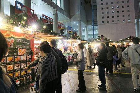 　梅田スカイビルのクリスマスマーケット『Ｗｏｎｄｅｒ　Ｃｈｒｉｓｔｍａｓ　Ｍａｒｃｈｅ』（１１月２２日・大阪市北区）