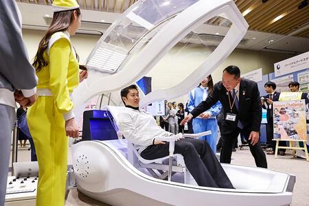 　「人間洗濯機」を吉村府知事も体験