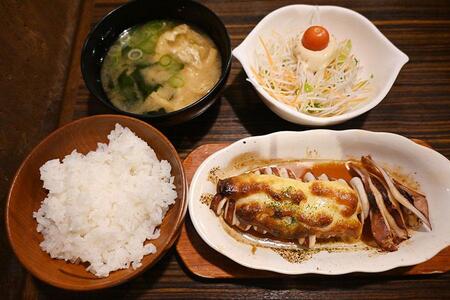 　「イカの箱舟」に「ドンキーセット（みそ汁）」を組み合わせた、通称「イカ箱定食」が完成！ 味噌ベースマヨソースと醤油ジンジャーソースがご飯に合う