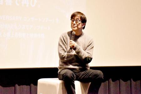 　舞台挨拶に登場した音楽プロデューサーの松任谷正隆氏（１月５日・吹田市内）