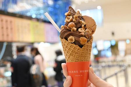 　｢ピエール･エルメ･パリ｣のチョコレートソフト（９９０円）