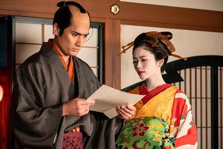 　『べらぼう～蔦重栄華乃夢噺～』第３回より。花魁・花の井（右、小芝風花）から入銀本を作る話が持ち上がっていると知らされる長谷川平蔵宣以（左、中村隼人）　ⒸＮＨＫ