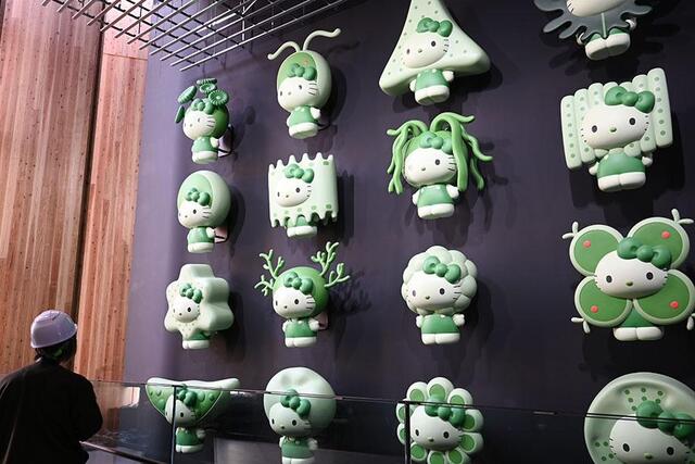 SNSでも話題、万博の「32種の藻類に扮したハローキティ」メディア