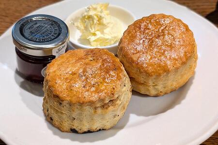 　イギリス中心のアンティークに囲まれていただける「スコーン（２個セット）」（１，９２５円～）