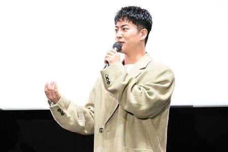 　舞台挨拶中の三山凌輝（２/９・大阪市内）