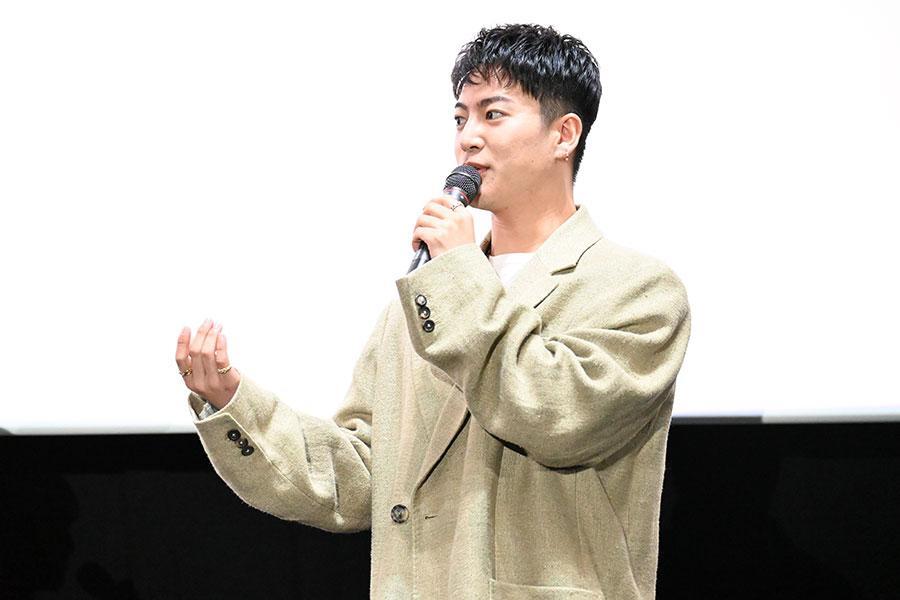 　舞台挨拶中の三山凌輝（２/９・大阪市内）