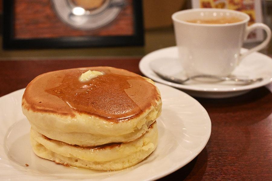 　ホットケーキセット（１０４５円）はコーヒーｏｒ紅茶付き