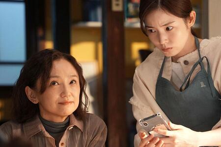 　夜ドラ『バニラな毎日』（ＮＨＫ総合）より、佐渡谷真奈美（永作博美）、白井葵（蓮佛美沙子）（Ｃ）ＮＨＫ