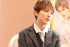 　取材会場でもある「梅田芸術劇場メインホール」には思い出が多く、「ただいま」という気持ちになると話す彩風