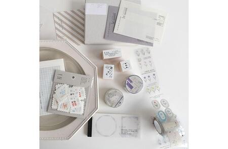 　「ヨハク」メモ帳（６０５円）、マスキングテープ（５８３円）、フレークシール（４８４円）、スタンプ（７４８円～）