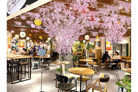 　フードホール内の「シェアゾーン」には３本の巨大な桜の木が３／１～４／３０まで出現