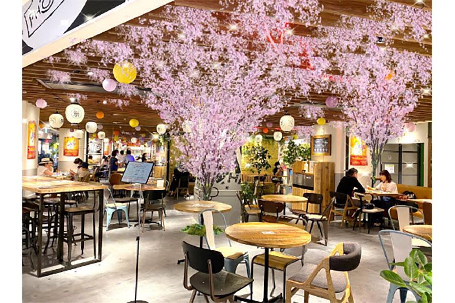 　フードホール内の「シェアゾーン」には３本の巨大な桜の木が３／１～４／３０まで出現