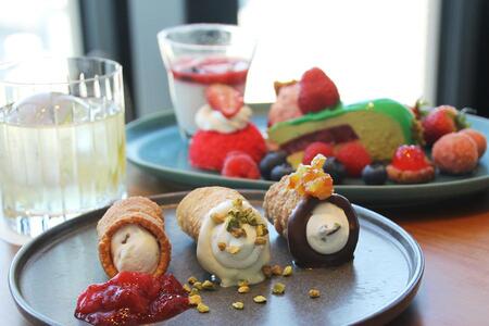 　手前がシチリア生まれのスイーツ「カンノーリ」