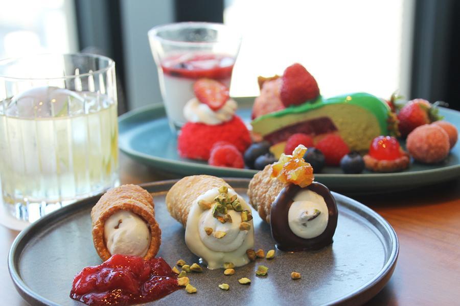 　手前がシチリア生まれのスイーツ「カンノーリ」