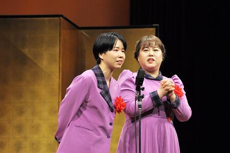 　天才ピアニスト（左から竹内知咲、ますみ・２月２６日大阪市内）