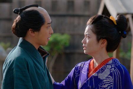 　『べらぼう～蔦重栄華乃夢噺～』第9回より。年季明けを待って、瀬川（右、小芝風花）と一緒になる約束をする蔦重（左、横浜流星）　ⒸＮＨＫ