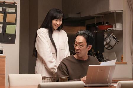 　『おむすび』第１１７回より。福岡・糸島への移住について、聖人（北村有起哉）に相談する愛子（麻生久美子）　©ＮＨＫ