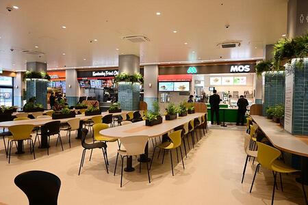 　ファストフードショップ５店舗が集まる「うめきたグリーンプレイス」２階のフードコート（３月１９日撮影・大阪市内）