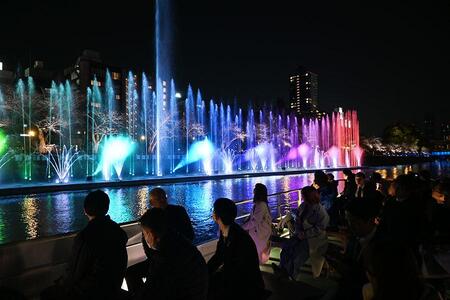 八軒屋浜「水と光のウォーターショー」をクルーズ船から観る様子（３月２０日・大阪市内）