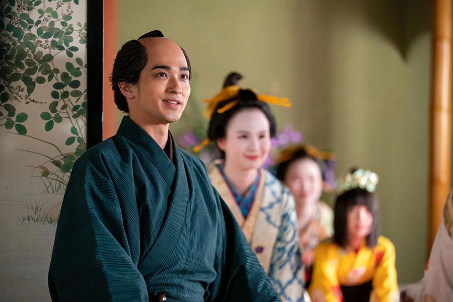 　『べらぼう～蔦重栄華乃夢噺～』第１１回より。大門の外に花魁たちを連れ出し、午之助と門之助を宴席でもてなす蔦重（横浜流星）（Ｃ）ＮＨＫ