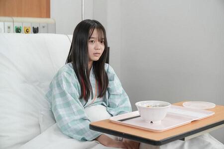 『おむすび』第１２０回より。ラーメンを出されるも、手をつけない患者・詩（大島美優）（Ｃ）ＮＨＫ