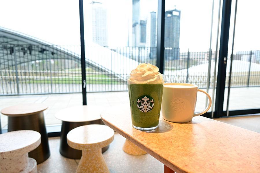 　大窓からは「うめきた公園」を眺めることができる「スターバックス うめきたグリーンプレイス店」（大阪市北区）