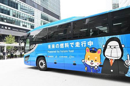 　試運転中の万博シャトルバス（３月２７日・大阪市内）