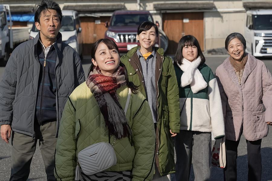 　『おむすび』第１２５回より。牡蠣小屋を訪れた米田家の人々。写真左から、聖人（北村有起哉）、結（橋本環奈）、愛子（麻生久美子）、花（新津ちせ）、佳代（宮崎美子）（Ｃ）ＮＨＫ