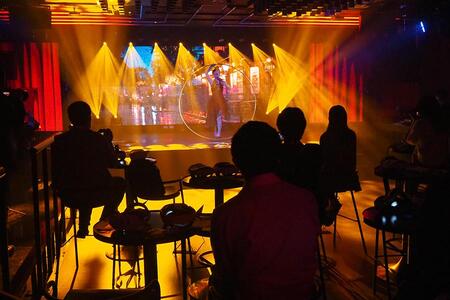 19時からは、日替わりで5～6組のパフォーマーのショーを開催