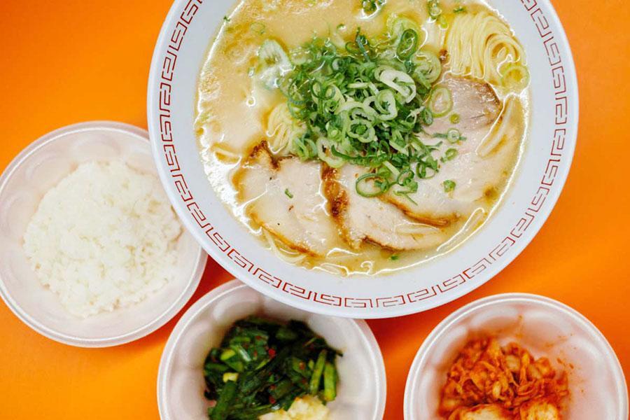 　道頓堀を中心に数店舗営業中の、とんこつベースのラーメン屋「金龍ラーメン」。ラーメンは１杯８００円