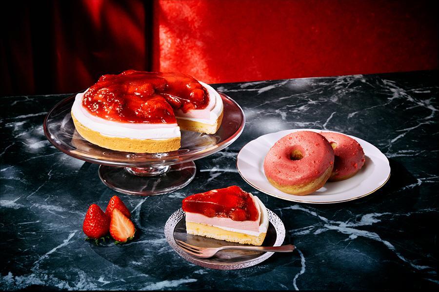　スターバックスから販売されるスイーツ「ストロベリータルト」（５６０円～）と「ストロベリードーナツ」（３０４円～）