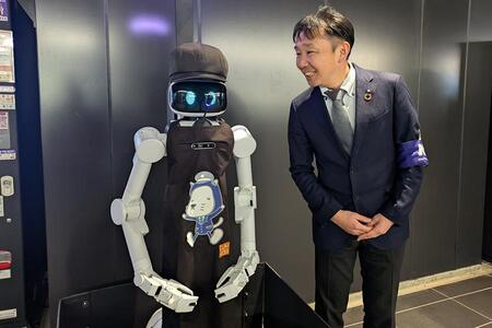 対話・案内ロボット「ugo」と大阪メトロ　リテール事業課の丸野英喜さん（4月４日・夢洲駅）