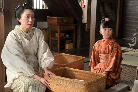 　『あんぱん』第６回より。内職の仕事をする羽多子（写真左、江口のりこ）とのぶ（写真右、永瀬ゆずな）（Ｃ）ＮＨＫ