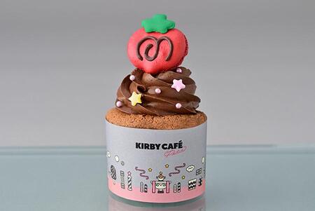 　「カービィカフェ プチ」新作スイーツ「マキシムトマトのチョコシフォンケーキ」（７３４円）