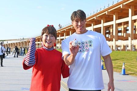 　実は同い年！タレントのはるな愛と元阪神・糸井重里「世界キャッチボールプロジェクト」（４月４日撮影／大屋根リング）