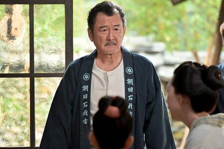 　『あんぱん』第６回より。石材店の仕事に精を出す釜次（吉田鋼太郎）（Ｃ）ＮＨＫ