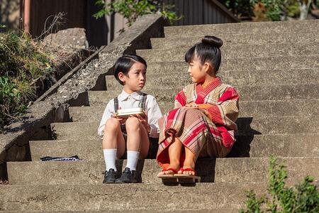 『あんぱん』第８回より。階段に座り話す嵩（木村優来）とのぶ（永瀬ゆずな）（Ｃ）ＮＨＫ