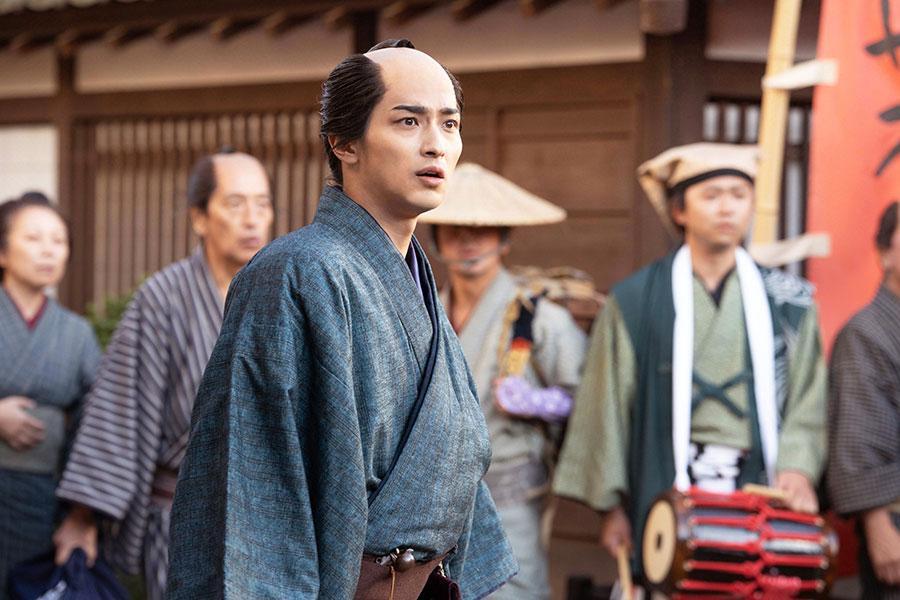 　『べらぼう～蔦重栄華乃夢噺～』第１５回より。驚いた様子の重三郎（横浜流星）（Ｃ）ＮＨＫ