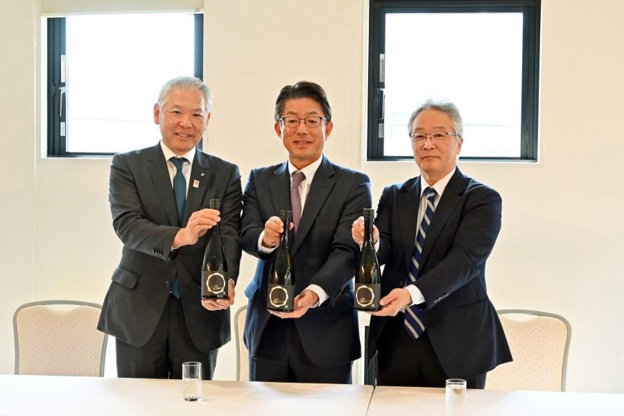 　神戸ポートピアホテルの中内社長、ホテルニューアワジの木下社長、ホテル若水の小早川社長（４月７日／日本盛 酒蔵通り煉瓦館）