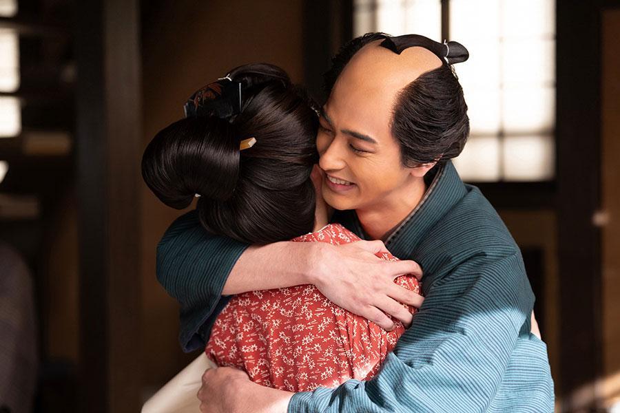 　『べらぼう～蔦重栄華乃夢噺～』第１４回より。瀬以（小芝風花）を抱きしめる重三郎（横浜流星）©ＮＨＫ