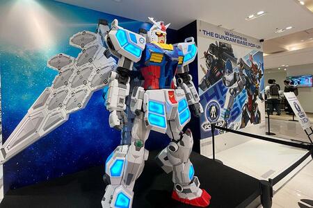 　「ガンダムベースＰＯＰ－ＵＰ大阪」より、「ガンダム （ＥＸ－００１ グラスフェザー装備）」像がお出迎え