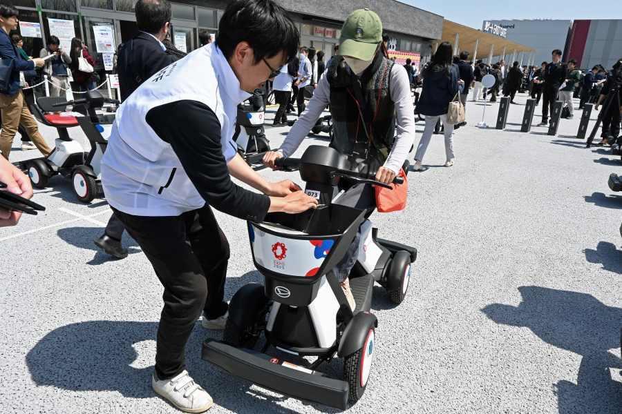 　万博会場広すぎ問題を解決できる！？「会場内パーソナルモビリティ」。スタッフからしっかりと説明を受けてレンタル