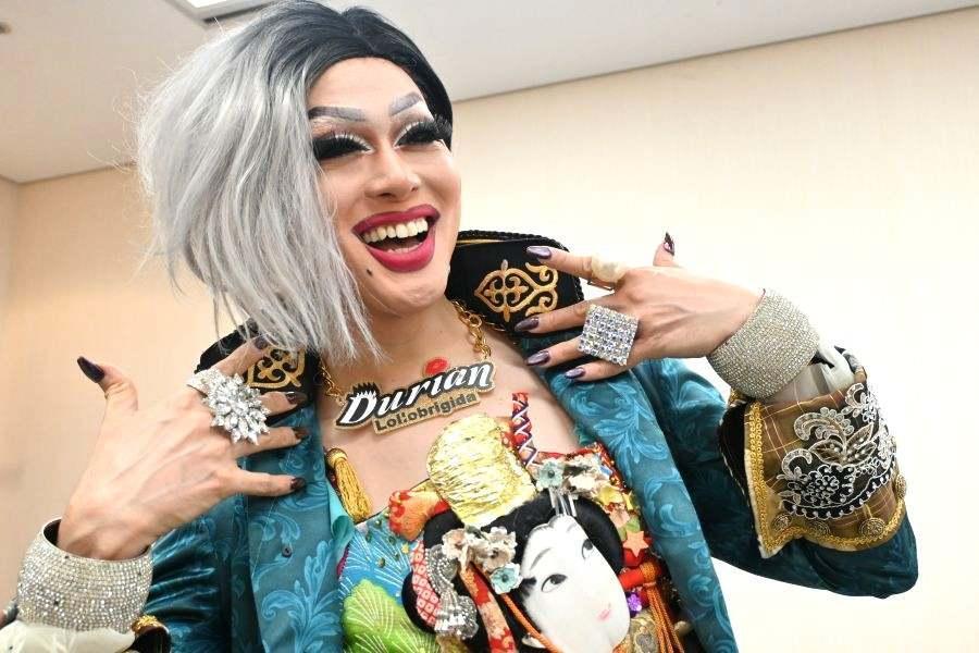 　笑顔で取材に応えるドリアン・ロロブリジーダ。ド派手なお衣装は、この日のために特別に用意したもの