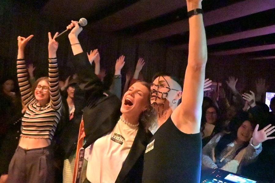 　ポーランドのアーティストＳｗ＠ｄａ ｘ Ｎｉｃｚｏｓ がパフォーマンスし、大歓声の様子（撮影４月１３日：大阪・関西万博）