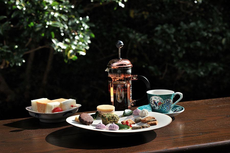 　茶寮「世世」「ガーデンアフタヌーンティー」。７種類の菓子とサンドウィッチ、８種類の飲み物（フリーフロー）