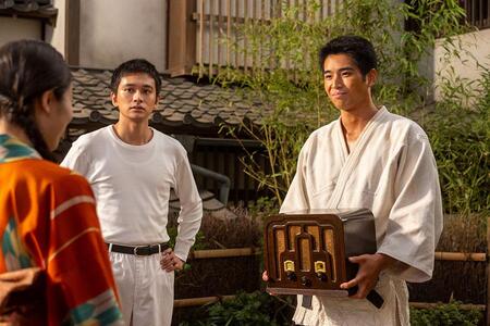 　『あんぱん』第１３回より、賞品のラジオを譲る弟・千尋（中沢元紀）（Ｃ）ＮＨＫ