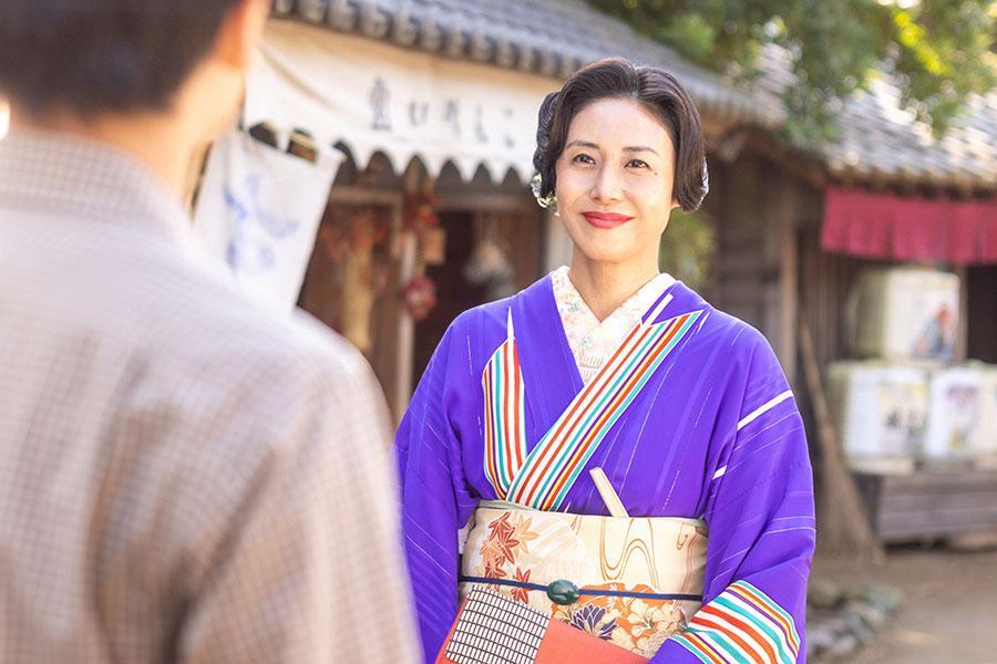 　『あんぱん』第１４回より。８年ぶりに御免与町に帰ってきた嵩の母・登美子（松嶋菜々子）©ＮＨＫ