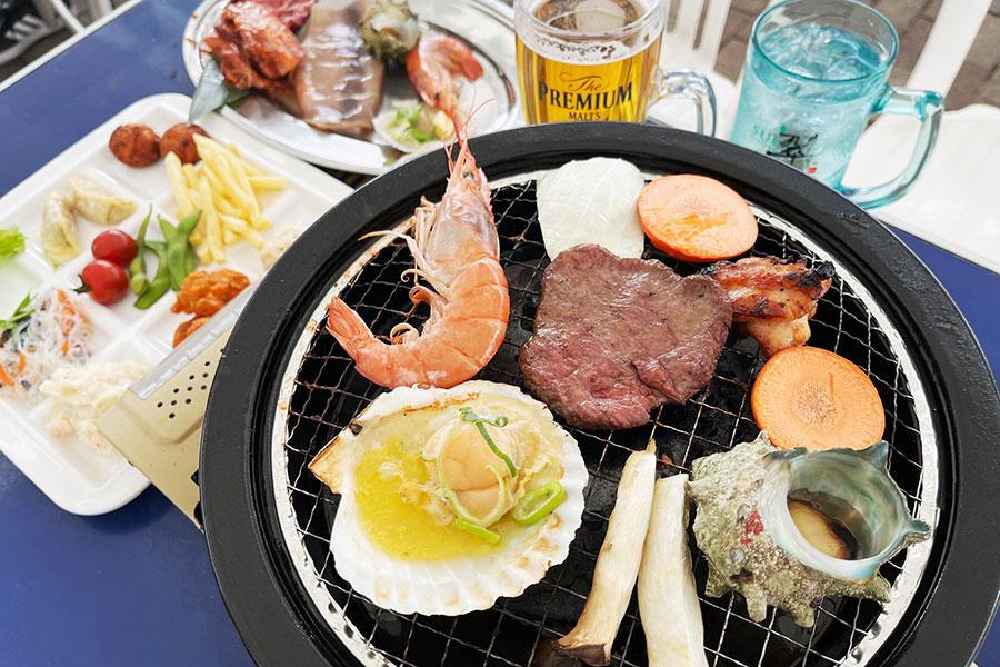 　テーブル毎の焼き台でＢＢＱが楽しめる『近鉄上本町ファミリービアガーデン』