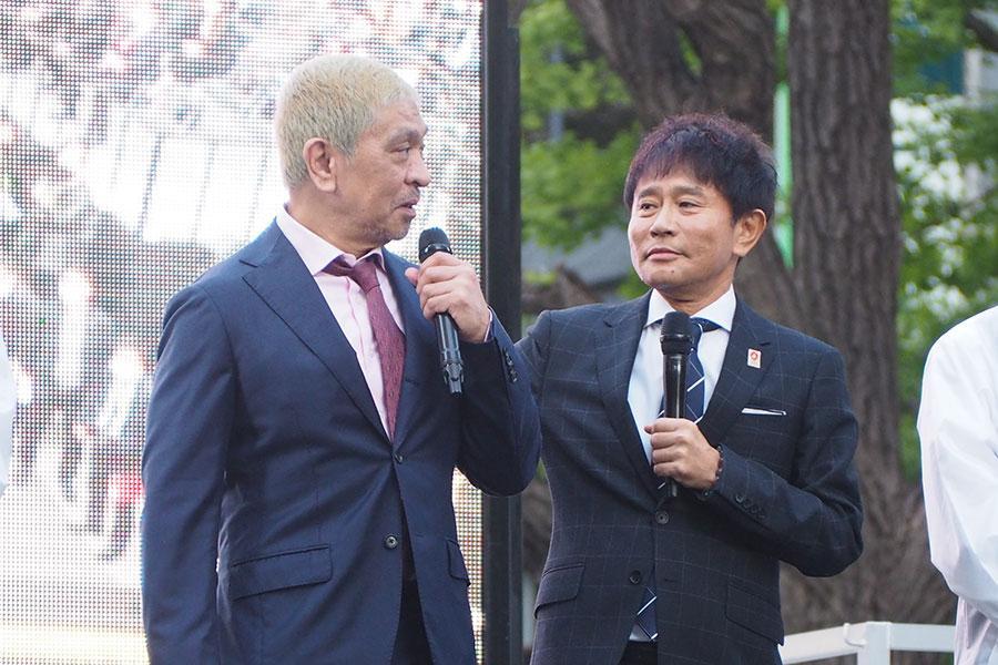 　『御堂筋ランウェイ　２０２２』に登場したダウンタウンの松本人志、浜田雅功