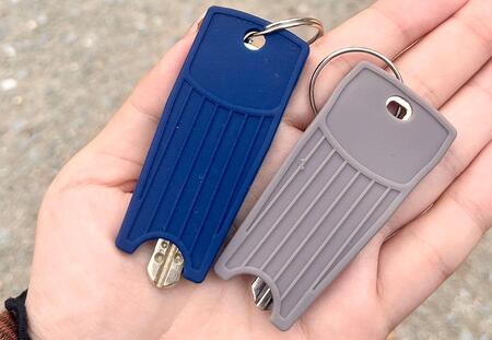 　「自宅の暗証番号」であるキーナンバーを守る「キーカバー」。最近はカラーバリエーションやデザインも豊富
